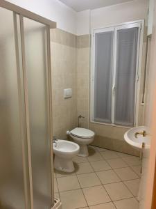 uma casa de banho com um WC e um lavatório em Mood-San Matteo Residence Parva Urbi em Pavia