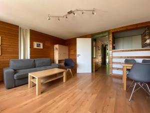 sala de estar con sofá y mesa en Terrassenpark Apartments (low budget), en Sasbachwalden