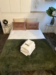 Una cama con dos toallas encima. en Logement GUÉNOT pour 5 personnes sur Paris 11, en París