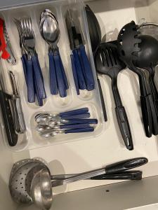 una bandeja blanca llena de utensilios en un mostrador en Departamento para 2 personas en Rosario