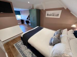 1 dormitorio con cama y escritorio. en West Hendford House - Apt 1 en Yeovil