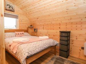 sypialnia z łóżkiem w drewnianym domku w obiekcie Willow w mieście Ulverston