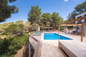 une image d'une piscine dans une maison dans l'établissement Can Rich, à Santa Gertrudis de Fruitera