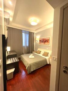 ein Hotelzimmer mit einem Bett und einem Fenster in der Unterkunft KayDee GuestHouse in Rom