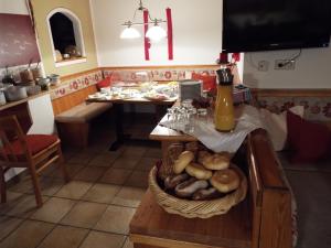 ヴァイセンゼーにあるHaus Jakoberのキッチン(テーブル、パンバスケット付)