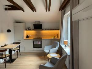 eine Küche und ein Esszimmer mit einem Tisch und Stühlen in der Unterkunft ApartHotel Stadtpark in Lübeck