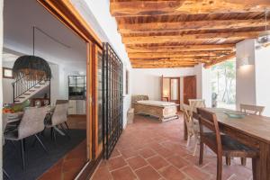 Il comprend une cuisine et une salle à manger avec un plafond en bois. dans l'établissement Can Rich, à Santa Gertrudis de Fruitera