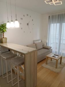 uma sala de estar com uma mesa e um sofá em Galija apartment em Belgrado