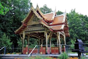 einen Pavillon in einem Park mit einem Gebäude in der Unterkunft Comfort Hotel Am Kurpark GmbH in Bad Homburg vor der Höhe