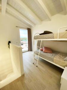 Habitación con 2 literas y ventana en Affittimoderni Isola Rossa Borgo - IRMI06 en Isola Rossa