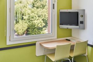 TV a/nebo společenská místnost v ubytování ibis budget Wrocław Południe