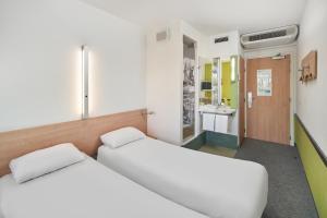 Postel nebo postele na pokoji v ubytování ibis budget Wrocław Południe