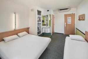 Postel nebo postele na pokoji v ubytování ibis budget Wrocław Południe