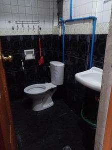 un baño con inodoro y lavabo en Yem Homestay, en Baguio