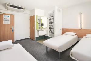 Postel nebo postele na pokoji v ubytování ibis budget Wrocław Południe