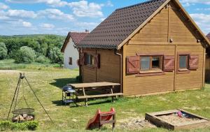 a small house with a grill and a picnic table at Domek Triftberg in Chojna