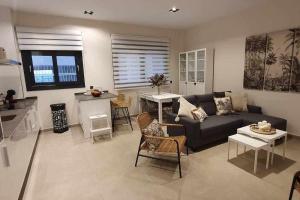 salon z kanapą i stołem w obiekcie Estupendo Piso Nuevo en Playa Victoria w Kadyksie