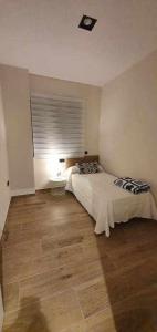 Łóżko lub łóżka w pokoju w obiekcie Estupendo Piso Nuevo en Playa Victoria