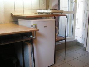 Kuchyňa alebo kuchynka v ubytovaní A-klimatyzacja kawalerka mała Halczyna 9 do Centrum 6 przystanków