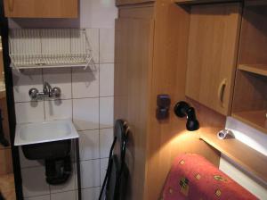 Kuchyňa alebo kuchynka v ubytovaní A-klimatyzacja kawalerka mała Halczyna 9 do Centrum 6 przystanków