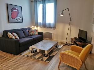 sala de estar con sofá y mesa de centro en Happy Kool - centre ville + wifi + parking privé, en Blois