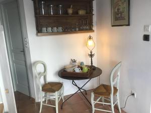 einen kleinen Tisch mit zwei Stühlen und einer Lampe in der Unterkunft Mas de Bruget in Catus