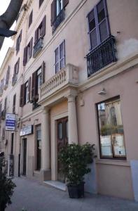 un edificio en una calle con una planta delante en Rosetta Burger Queen en Cagliari