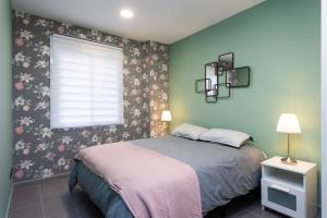 Posteľ alebo postele v izbe v ubytovaní Home2Book Terrace City Center Ramblas Santa Cruz