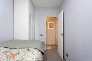 Posteľ alebo postele v izbe v ubytovaní Home2Book Terrace City Center Ramblas Santa Cruz