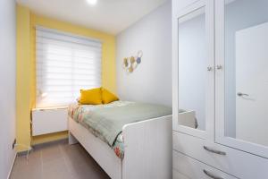 Posteľ alebo postele v izbe v ubytovaní Home2Book Terrace City Center Ramblas Santa Cruz