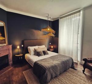 sypialnia z łóżkiem i dużym oknem w obiekcie PENINSULAR HOUSE w mieście Camaret-sur-Mer