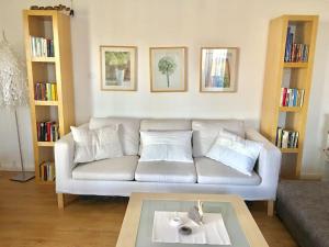 sala de estar con sofá blanco y mesa en Traumhaft großes, sonniges Haus in Wien Nähe, en Traiskirchen