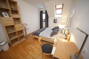 - une petite chambre avec un lit et un bureau dans l'établissement Traumhaft großes, sonniges Haus in Wien Nähe, à Traiskirchen