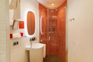 ein Bad mit einer Dusche, einem Waschbecken und einer Dusche in der Unterkunft Bohemia Suites & Spa - Adults Only in Playa del Ingles