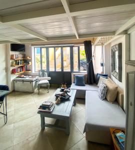 波多河麗的住宿－La Pausa，客厅配有两张沙发和一张桌子