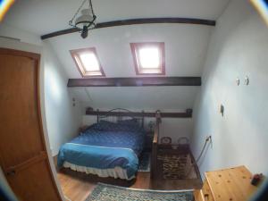 - une chambre avec un lit dans l'établissement La Maison de Poupée, à Berrien
