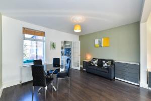 Hillside House في نوتينغهام: غرفة معيشة مع طاولة وكراسي وأريكة