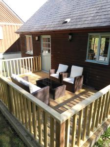 Un balcón o terraza de Woodpecker Lodge Oakridge St Mellion Cornwall UK