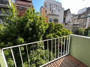 balkon budynku z drzewami i budynkami w obiekcie Acogedor mono en Palermo Chico. Excelente Ubicación! w BuenosAires