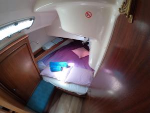 Ένα ή περισσότερα κρεβάτια σε δωμάτιο στο Magnifico barco en La Graciosa