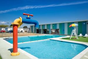 una piscina con un tobogán de agua frente a un edificio en 113 Seawick, 2 Bedrooms Free WiFi, en Jaywick Sands