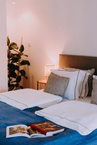 1 dormitorio con 2 camas y un libro en la cama en SOVA Dom w Górach Sowich, en Ludwikowice Kłodzkie