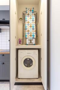 a laundry room with a washer and dryer at Idea Design Apart-Hotel Prorizna in Kyiv