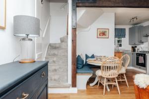 a kitchen and living room with a table and chairs at Chalk house - Pet friendly in Henley on Thames