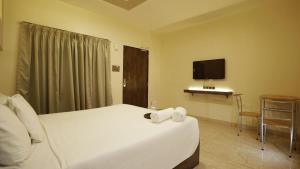 Una habitación de hotel con una cama con toallas. en MAP RESORT, en Alibaug