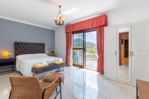 sypialnia z łóżkiem, stołem i krzesłami w obiekcie Finca Puerto Ermita - Cerca Málaga 20KM - Pizarra w mieście Pizarra