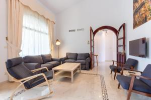uma sala de estar com um sofá e cadeiras e uma televisão em Finca Puerto Ermita - Cerca Málaga 20KM - Pizarra em Pizarra