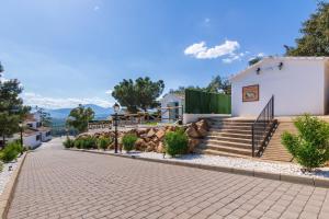 una casa con scale e un edificio con montagne sullo sfondo di Finca Puerto Ermita - Cerca Málaga 20KM - Pizarra a Pizarra