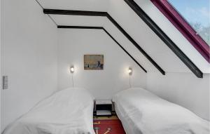 - 2 lits dans une chambre aux murs blancs dans l'établissement Stunning Apartment In Tranekr With Wifi, à Tranekær