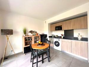 eine Küche mit einem Holztisch und eine Küche mit einem Geschirrspüler in der Unterkunft STUDIO avec terrasse 400m Croisette / Rue d’Antibes in Cannes